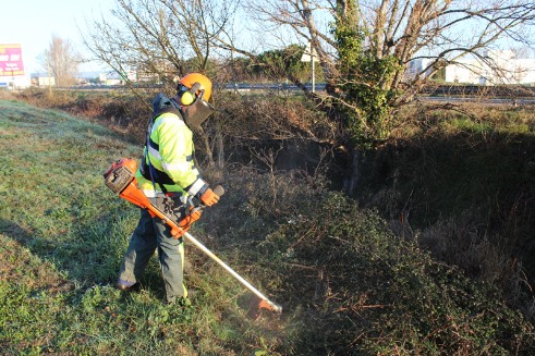 Débroussaillement zone public service environnement de Carcassonne Agglo