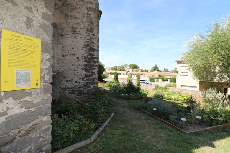 Jardin médiéval de l'église de Rustiques