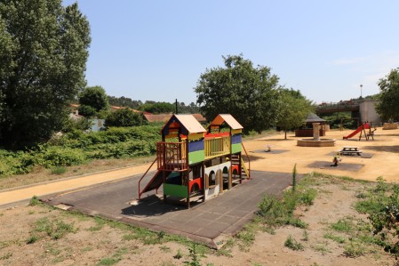 Aire de jeux de Villeneuve-Minervois