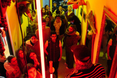 Elève dans un couloir avec des lumières jaune et orange - Agrandir l'image 2 sur 13, fenêtre modale