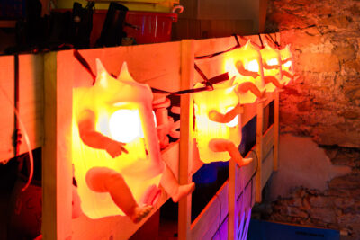 œuvres lumineuses jaunes  - Agrandir l'image 8 sur 13, fenêtre modale