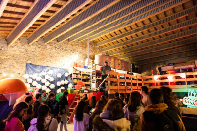 œuvres lumineuses exposées sur les murs  - Agrandir l'image 12 sur 13, fenêtre modale