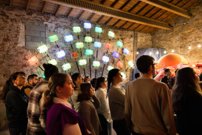 Une pièce avec des œuvres lumineuses - Agrandir l'image 4 sur 13, fenêtre modale