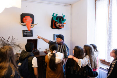 Personne qui montre une œuvre d'art à des enfants - Agrandir l'image 1 sur 13, fenêtre modale