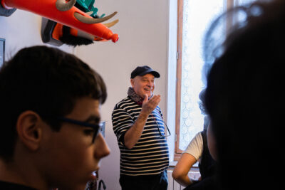 Monsieur qui présente une œuvre  - Agrandir l'image 3 sur 13, fenêtre modale