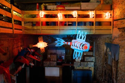 œuvres lumineuse en forme de poisson pendu au plafond - Agrandir l'image 9 sur 13, fenêtre modale