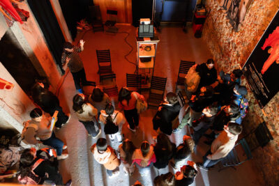 Photo des élèves pris en contre-plongée - Agrandir l'image 11 sur 13, fenêtre modale