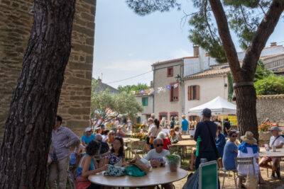 Groupe de personnes qui mangent à table - Agrandir l'image 8 sur 8, fenêtre modale