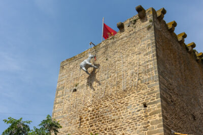 Tour de la Mirande avec l'âne suspendu  - Agrandir l'image 7 sur 8, fenêtre modale