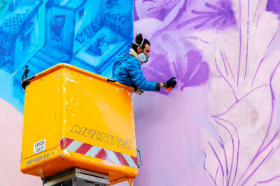 Personne qui peint une fresque colorée sur un mur - Agrandir l'image 1 sur 10, fenêtre modale