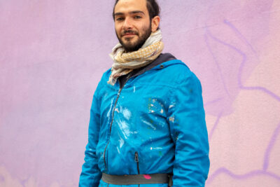 Photographie de la personne qui a dessiné la fresque  - Agrandir l'image 4 sur 10, fenêtre modale