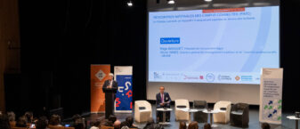 L'amphithéâtre composé de 70 participants avec sur scène le Président Régis Banquet introduisant les RN2C