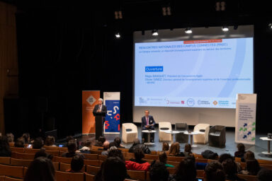L'amphithéâtre composé de 70 participants avec sur scène le Président Régis Banquet introduisant les RN2C