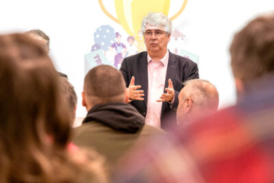 Régis Banquet félicite les participants - Agrandir l'image 1 sur 2, fenêtre modale