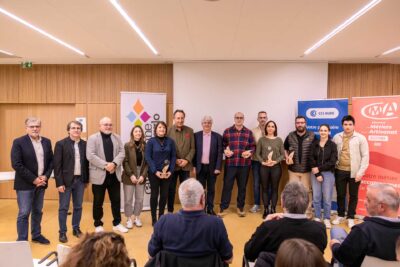 Les lauréats du concours  posent avec leurs trophées en présence des élus. - Agrandir l'image 2 sur 2, fenêtre modale