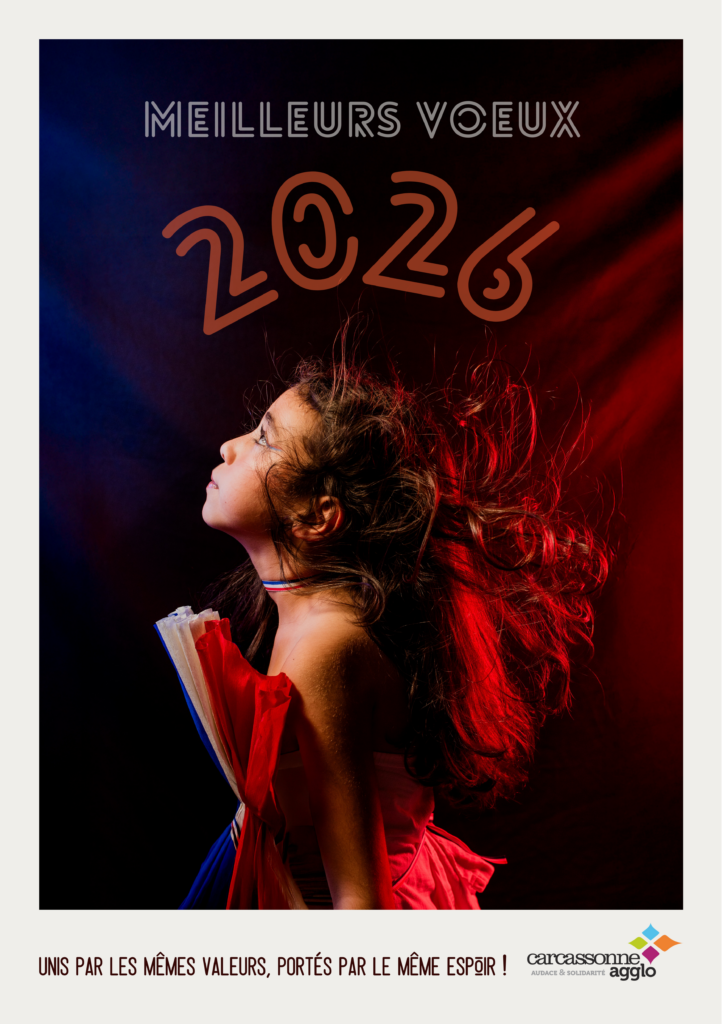 Photographie d'une jeune fille portant une tenue bleu, blanc et rouge. Texte de meilleurs voeux - Agrandir l'image, fenêtre modale