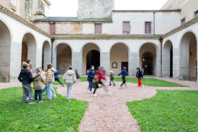 Les enfants dansent au coeur de l'abbaye - Agrandir l'image 2 sur 5, fenêtre modale