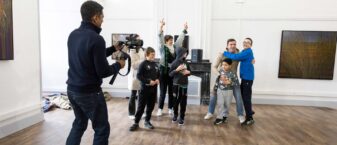 Le vidéaste est en train de filmer les enfants