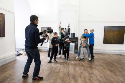 Le vidéaste est en train de filmer les enfants - Agrandir l'image, fenêtre modale