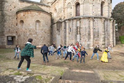 Les enfants répètent avec les chorégraphe devant l'abbaye. - Agrandir l'image 5 sur 5, fenêtre modale