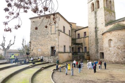 Vue d'ensemble devant l'abbaye avec tous les enfants et l'équipe encadrante. - Agrandir l'image 1 sur 5, fenêtre modale