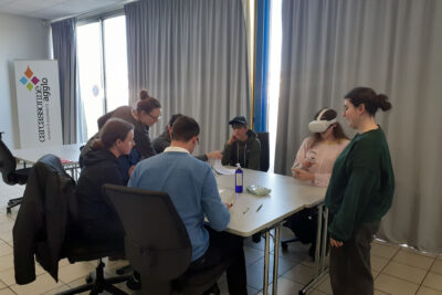 Les participants testent un casque de réalité virtuelle - Agrandir l'image 1 sur 4, fenêtre modale