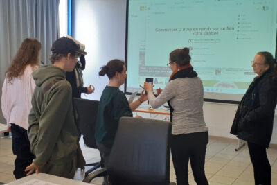 Les participants testent un casque de réalité virtuelle - Agrandir l'image 4 sur 4, fenêtre modale