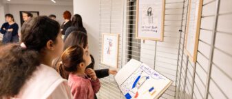 Les enfants artistes devant leurs dessins exposés au siège de Carcassonne Agglo