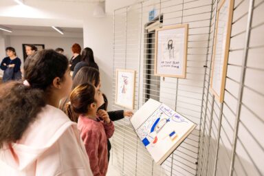 Les enfants artistes devant leurs dessins exposés au siège de Carcassonne Agglo