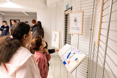 Les enfants artistes devant leurs dessins exposés au siège de Carcassonne Agglo - Agrandir l'image 1 sur 5, fenêtre modale