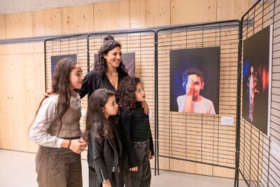 Les enfants et Laura Cebti admirent leurs oeuvres - Agrandir l'image 4 sur 5, fenêtre modale