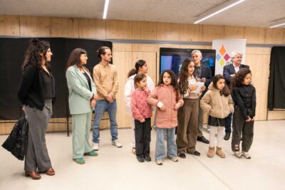 Les enfants, le Président Régis Banquet, le vice président Daniel Iché, le vidéaste, la photographe, Laura Cebti et les enfants inaugurent l'exposition - Agrandir l'image 5 sur 5, fenêtre modale