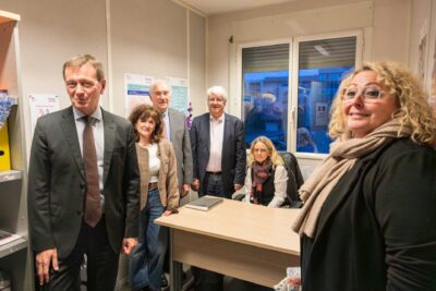 Le Président de l'Agglo, le Maire de Carcassonne, le Préfet de l'Aude, la référente France Services et les conseillères dans le bureau du France Services. - Agrandir l'image 2 sur 2, fenêtre modale