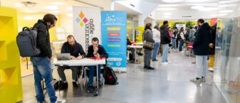 Boite à CV à l'entrée et demandeurs d'emplois et étudiants en quête d'informations.