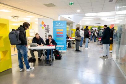 Boite à CV à l'entrée et demandeurs d'emplois et étudiants en quête d'informations. - Agrandir l'image, fenêtre modale