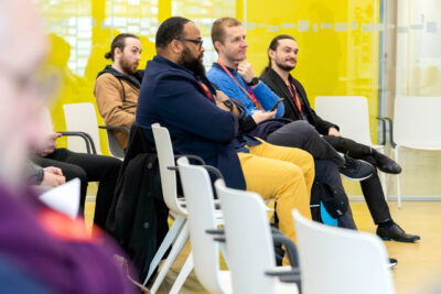 Des participants à l'écoute du discours - Agrandir l'image 3 sur 4, fenêtre modale