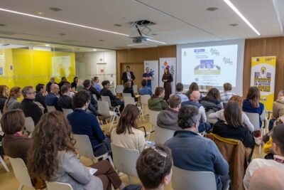 Les participants assis, attentifs au discours du jury - Agrandir l'image 2 sur 5, fenêtre modale