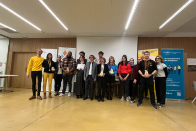 Christan Magro entouré des lauréats avec leurs récompenses - Agrandir l'image 5 sur 5, fenêtre modale