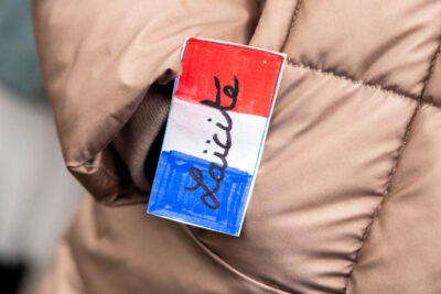 Une insigne "laïcité" accrochée à un manteau - Agrandir l'image 4 sur 5, fenêtre modale