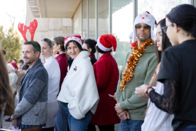 Des adultes de la Piena Voce et de l’Atelier vocal avec des bonnets de Noël - Agrandir l'image 4 sur 5, fenêtre modale