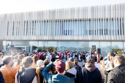 Tous les élèves chantent devant le public sur le parvis de la Fabrique des Arts - Agrandir l'image 5 sur 5, fenêtre modale