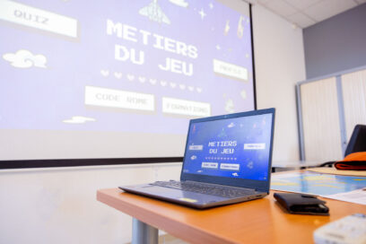 Ordinateur et vidéoprojecteur affichant l'affiche "métiers du jeu" - Agrandir l'image, fenêtre modale