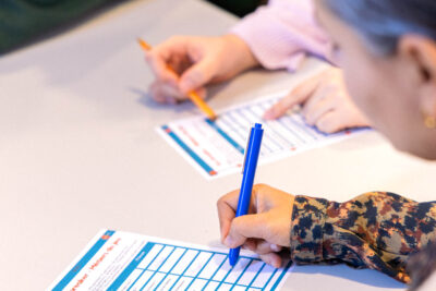 Une participante complète un questionnaire - Agrandir l'image 3 sur 4, fenêtre modale