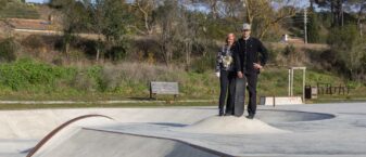 Sandrine Simmonet et Julien Sax posent sur le skatepark