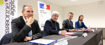 Régis Banquet avec le préfet Alain Bucquet, le directeur général de l’Agence de l’Eau Rhône-Méditerranée-Corse,Nicolas Mourlon et le directeur régional de la Banque des Territoires, Patrick Martinez signent le contrat Eau