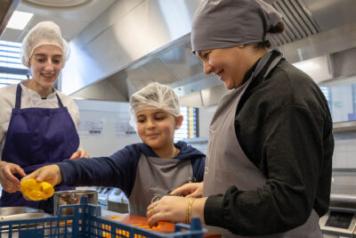 Une mère et son fils sont en train de préparer les agrumes - Agrandir l'image 2 sur 7, fenêtre modale
