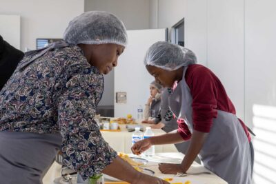Une mère et sa fille procèdent au dressage de l'assiette - Agrandir l'image 4 sur 7, fenêtre modale