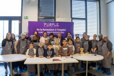 Tous les participants posent pour la photo - Agrandir l'image 7 sur 7, fenêtre modale