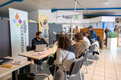 L'entrée du Campus Connecté aménagé pour les Portes Ouvertes avec des jeunes venus pour des informations - Agrandir l'image 1 sur 6, fenêtre modale