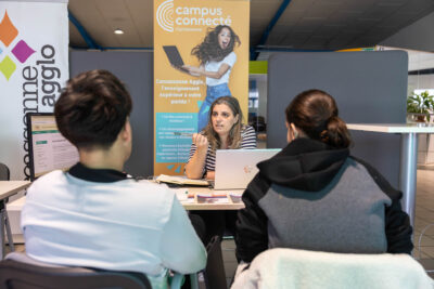 Céline Bernaille, responsable du Campus Connecté, en entretien avec 2 futurs étudiants - Agrandir l'image 3 sur 6, fenêtre modale